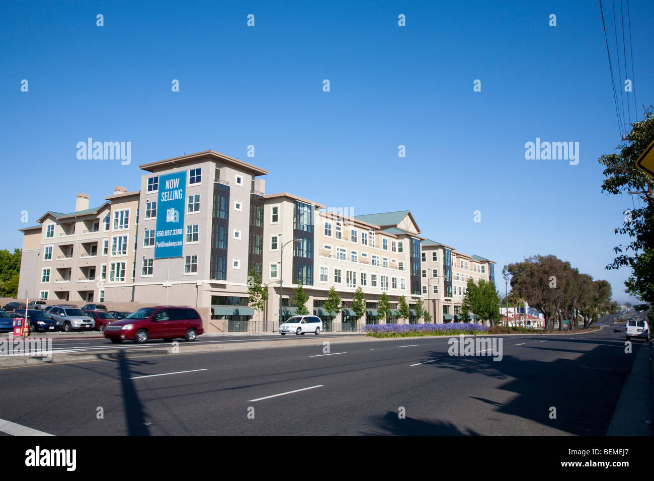 Gemischte Nutzung Wohnsiedlung (Mehrfachverwendung). Wohn-Eigentumswohnungen und Büros, Verkaufsflächen. Park-Broadway, Millbrae, CA, USA Stockfoto