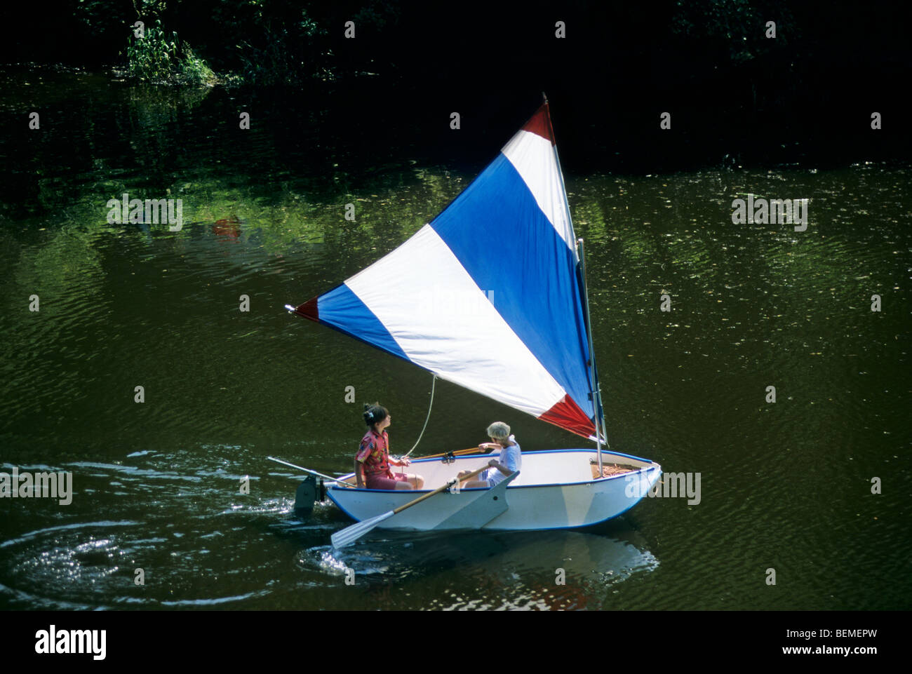 Kinder im Ruderboot ausgestattet mit Segel Stockfoto