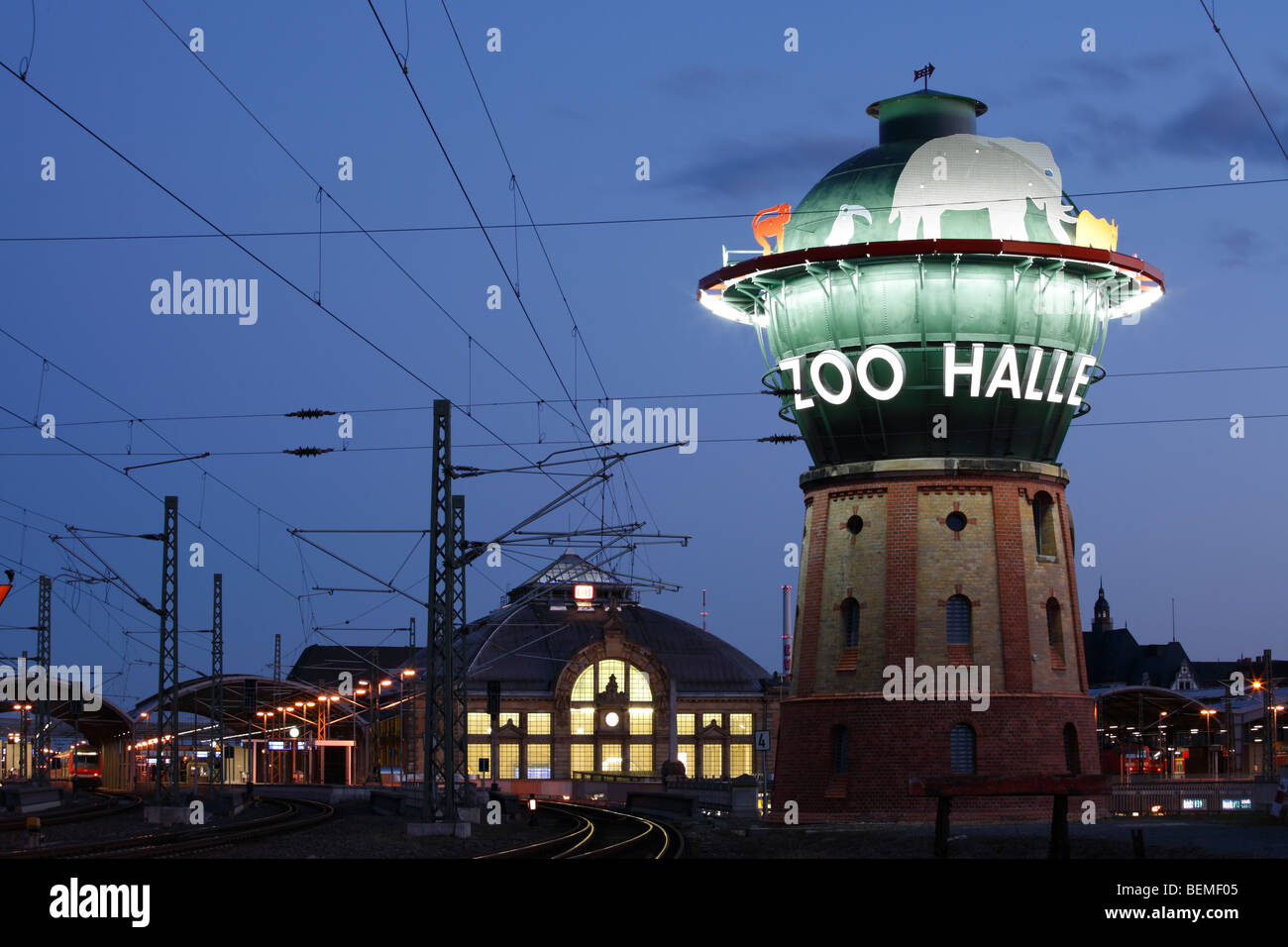 Wasserturm mit Werbung für den Zoo am Hauptbahnhof in Halle (Saale ...