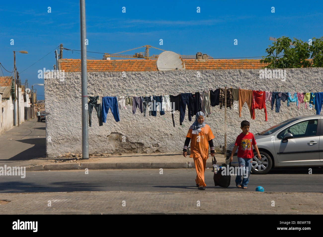 Wäsche auf einer Wäscheleine in einer Seitenstraße in Casablanca, Marokko, Afrika Stockfoto