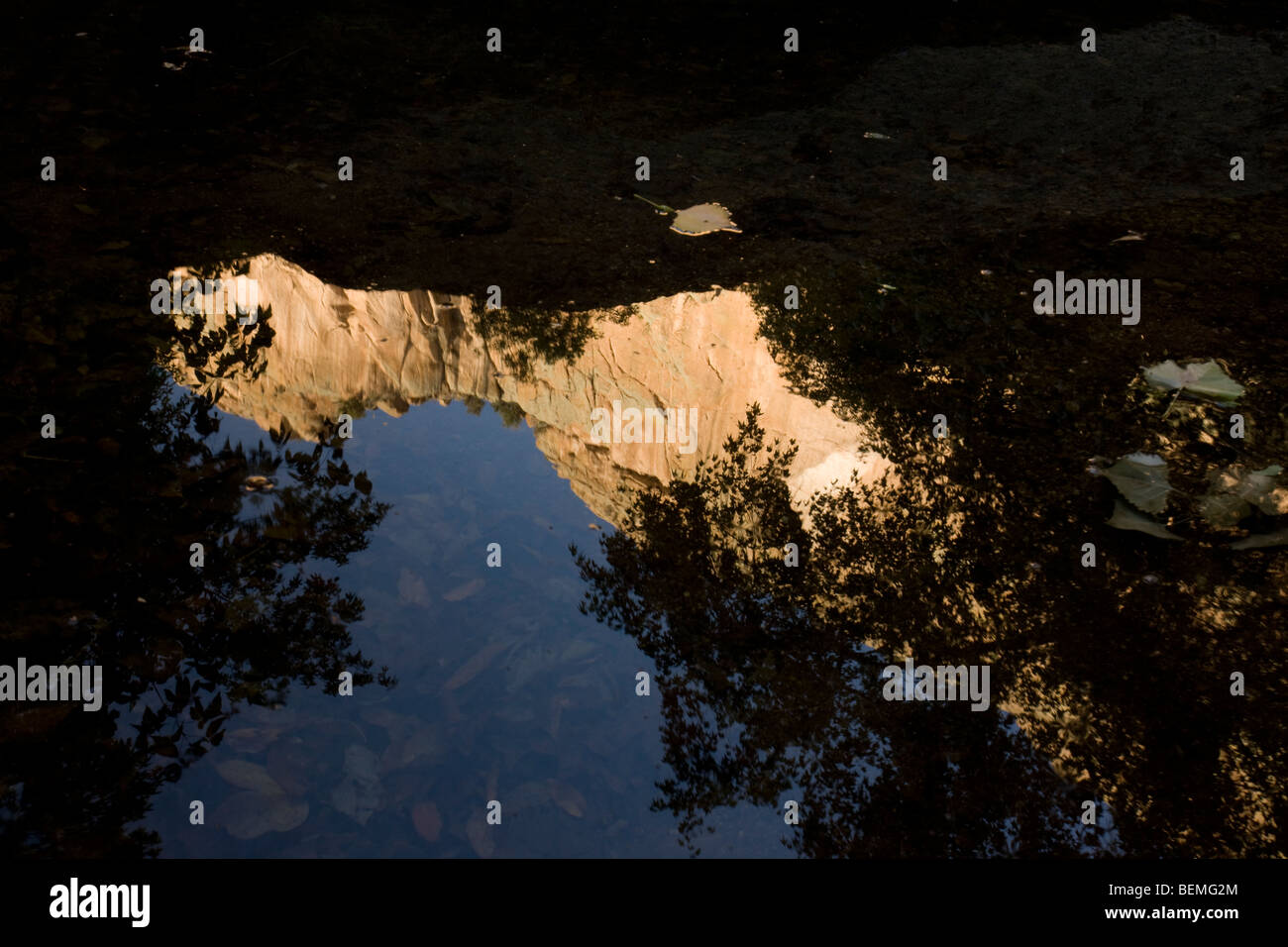 Aravaipa Canyon Wilderness - Stream in Berg-Schlucht mit Reflexion zeigt Klippen oberhalb - Arizona - USA Stockfoto