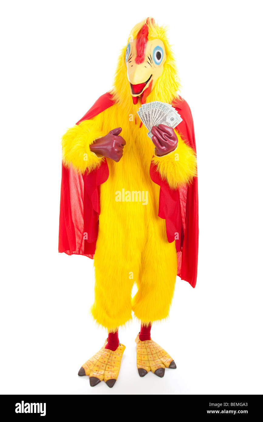 Mann in einem Huhn Anzug hält ein Bündel Geldscheine. Voller Körper isoliert auf weiss. Stockfoto
