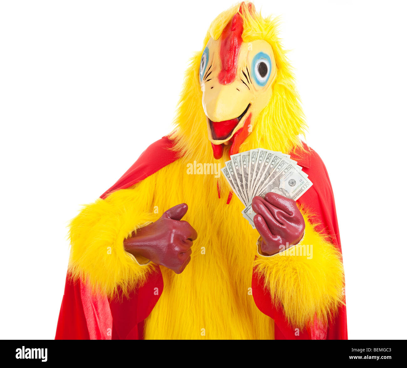 Mann in einem Hühnerkostüm halten Geld und geben einen Daumen nach oben Zeichen. Isoliert auf weiss. Stockfoto