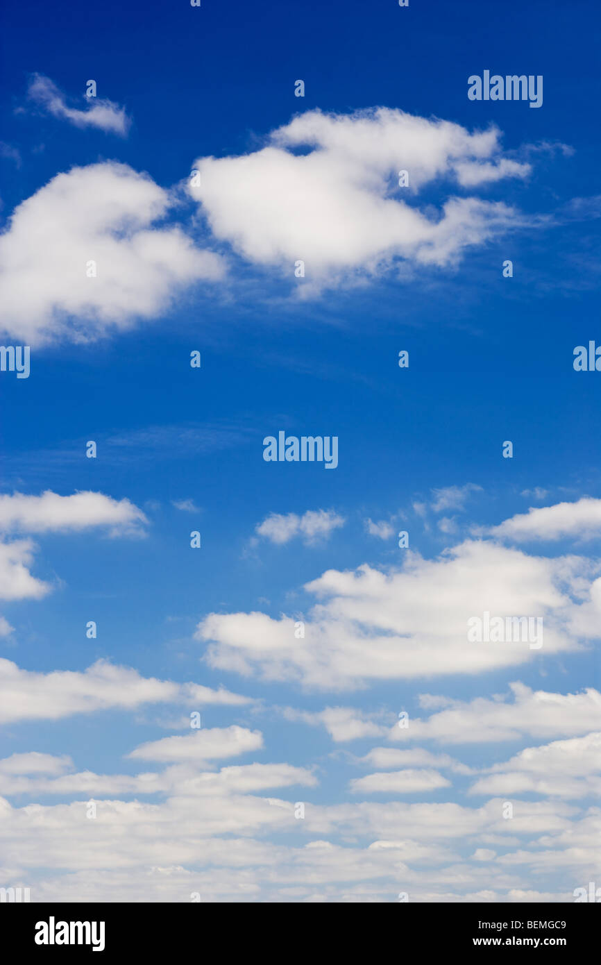 blauer Himmel mit weißen flauschigen Wolken-Hintergrund Stockfoto