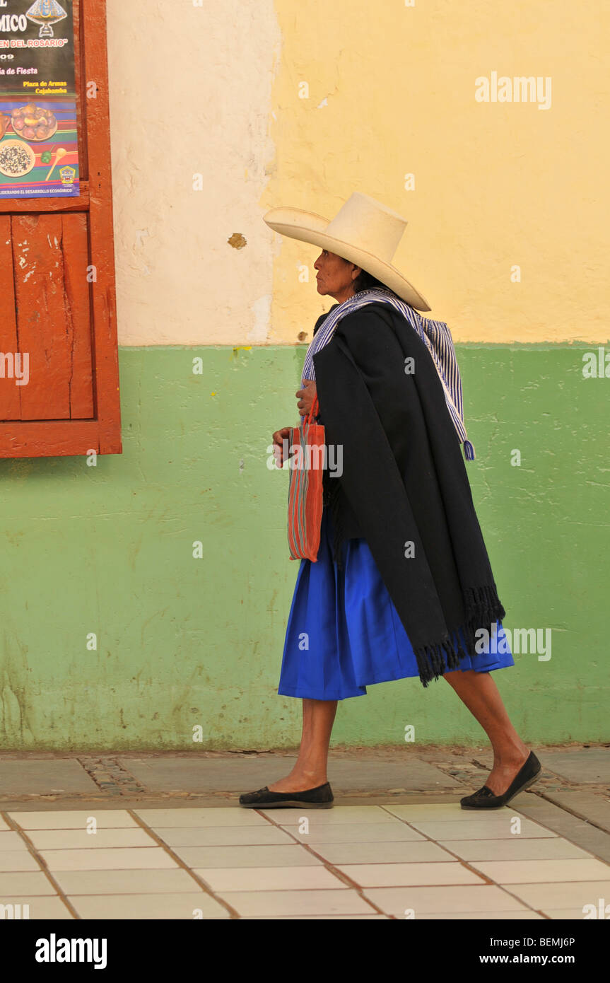 CAJABAMBA PERU - SEPTEMBER 6: Frau zu Fuß auf Straßen von Cajabamba, Peru am 6. September 2009 Stockfoto