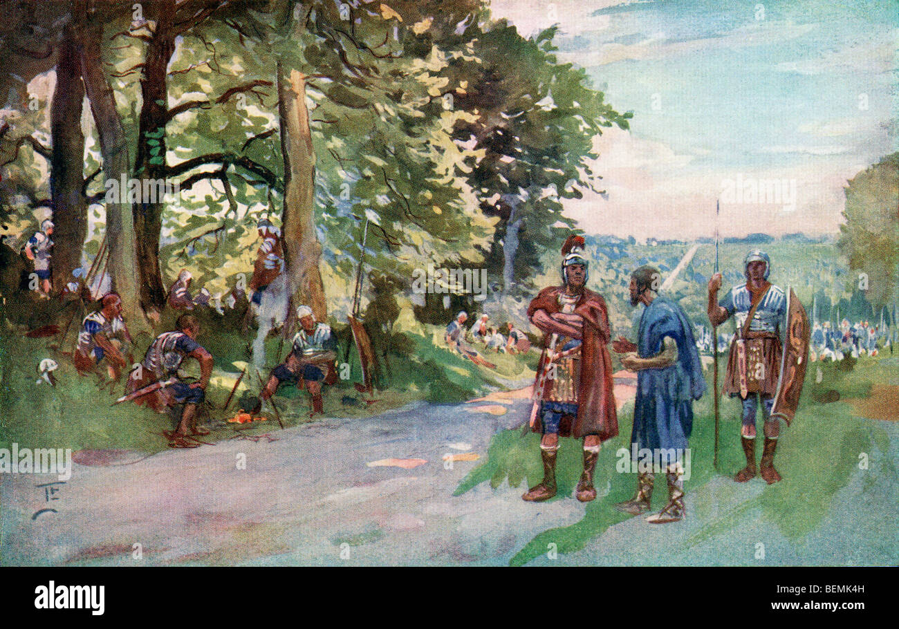 Am Wegesrand Stillstand während einer Roman Legion Marsch auf die lange gerade römische Straße in der Nähe von Old Sarum, England. Stockfoto