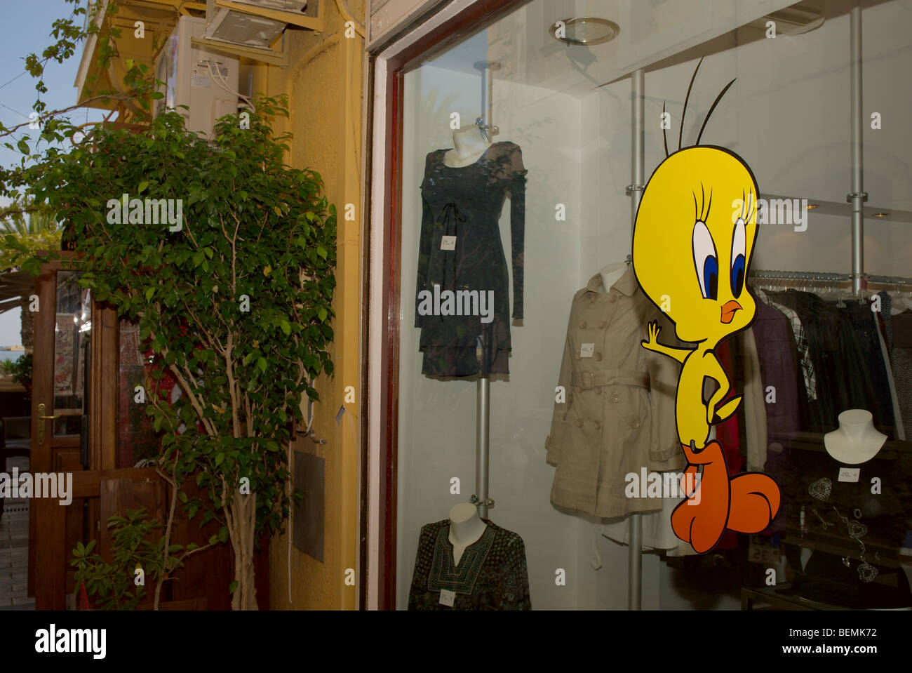 Tweety Pie Cartoon Dekoration am Fenster der Damen Kleidung shop Rethymnon Kreta Griechenland Stockfoto