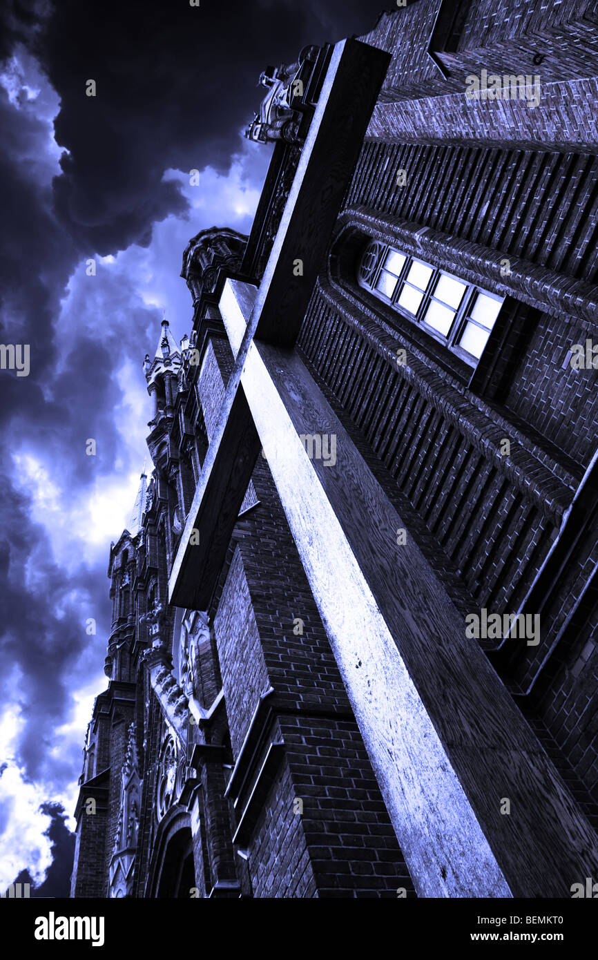Kreuz in der Nähe von einer christlichen Kirche vor dem Sturm Stockfoto