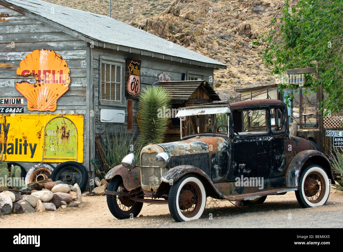 Alte Ford Oldtimer entlang der Route 66 im Laden der Geisterstadt Hackberry in Arizona, USA Stockfoto