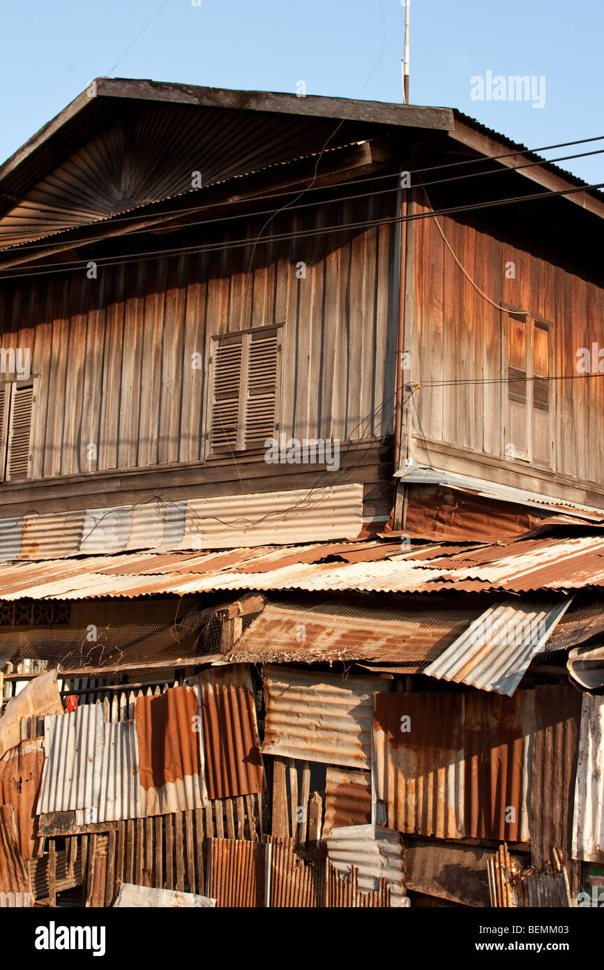 Traditionellen Holzgebäude mit Wellblech Wände in Savannakhet, Süden von Laos Stockfoto
