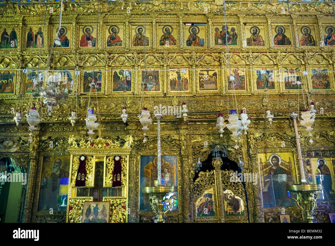 Innenansicht der goldenen Mauer mit Gemälden in der griechisch-orthodoxen Kirche in Lefkara, Zypern Stockfoto