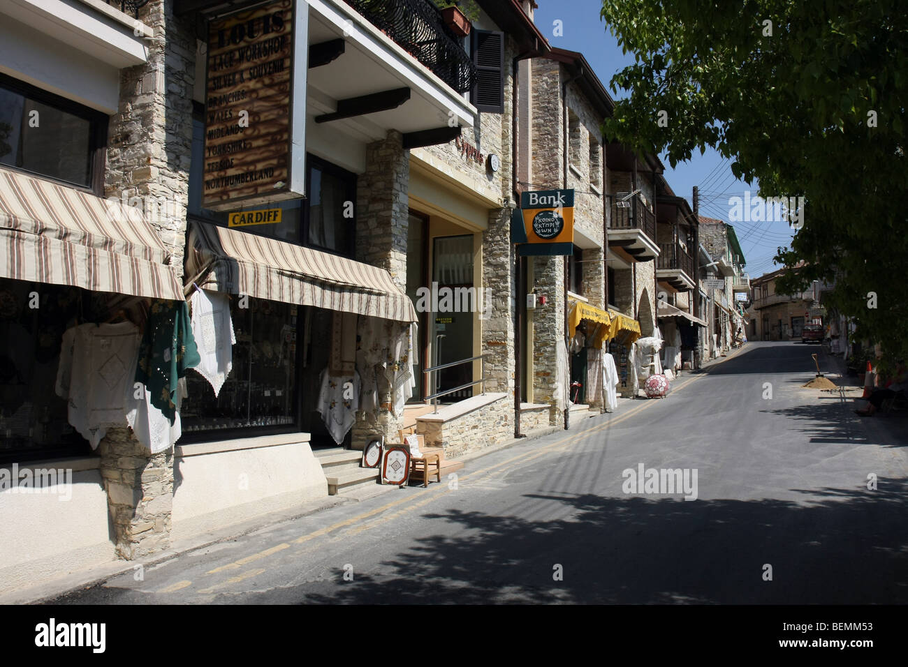 Eine lokale Bank an einer Straßenecke in dem kleinen Dorf Lefkara, Zypern. Stockfoto