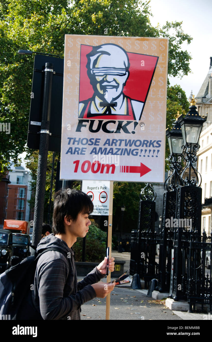 Frieze Art Fair 2009 Regents Park. Freie Zeichen Advertisng, die Fries - Colonel Sanders mit verbundenen Augen Stockfoto