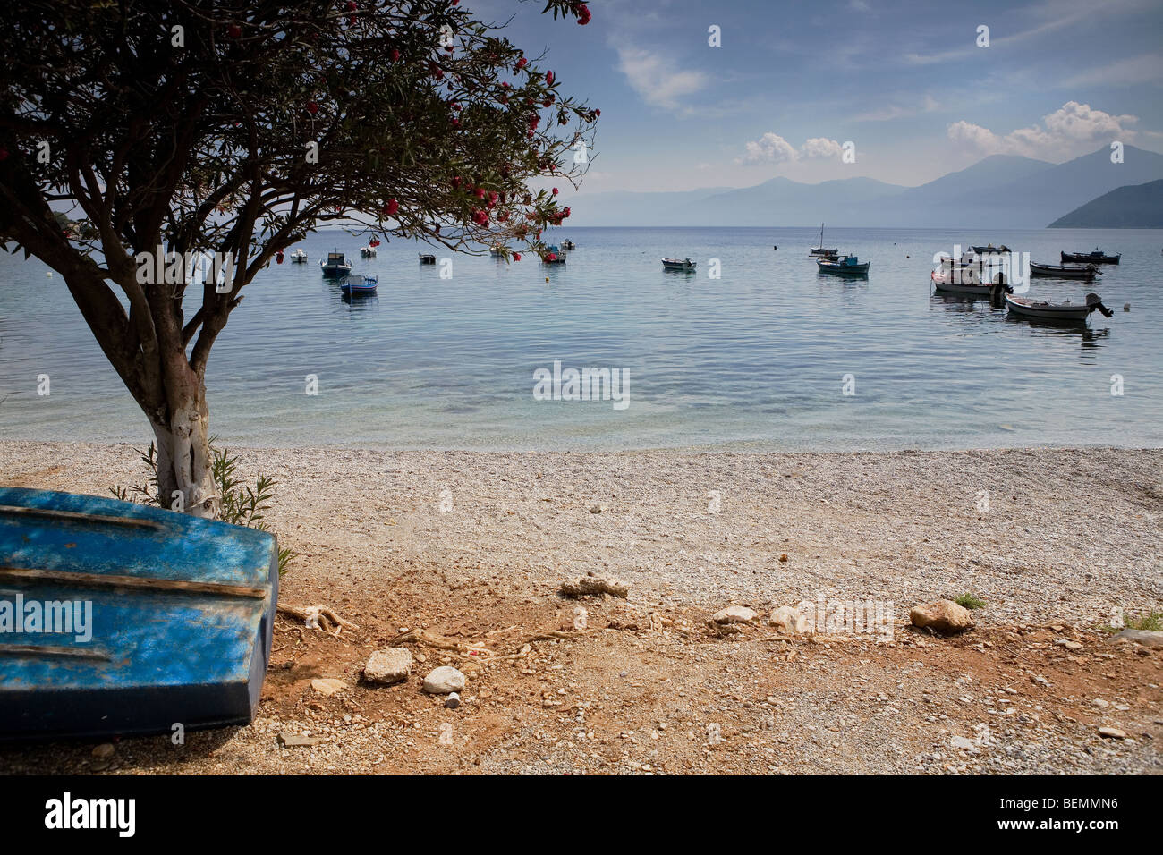 kleine Fischerboote in der Bucht von Psili Ammos, Samos - Griechenland Stockfoto
