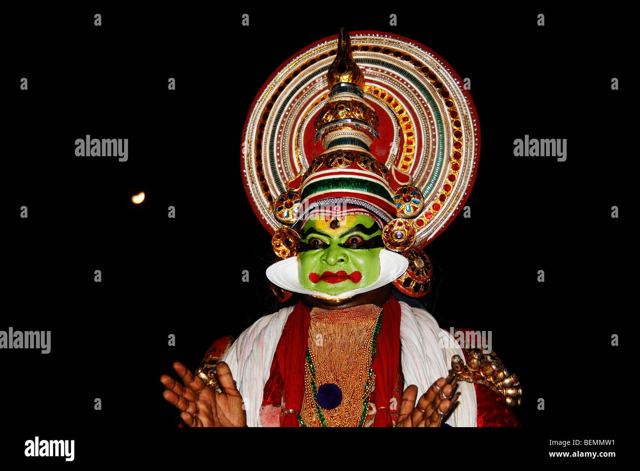 Kathakali ist eine stark stilisierte klassischen indischen Tanz-Drama bekannt für seine attraktiven Make-up, dressing Stockfoto