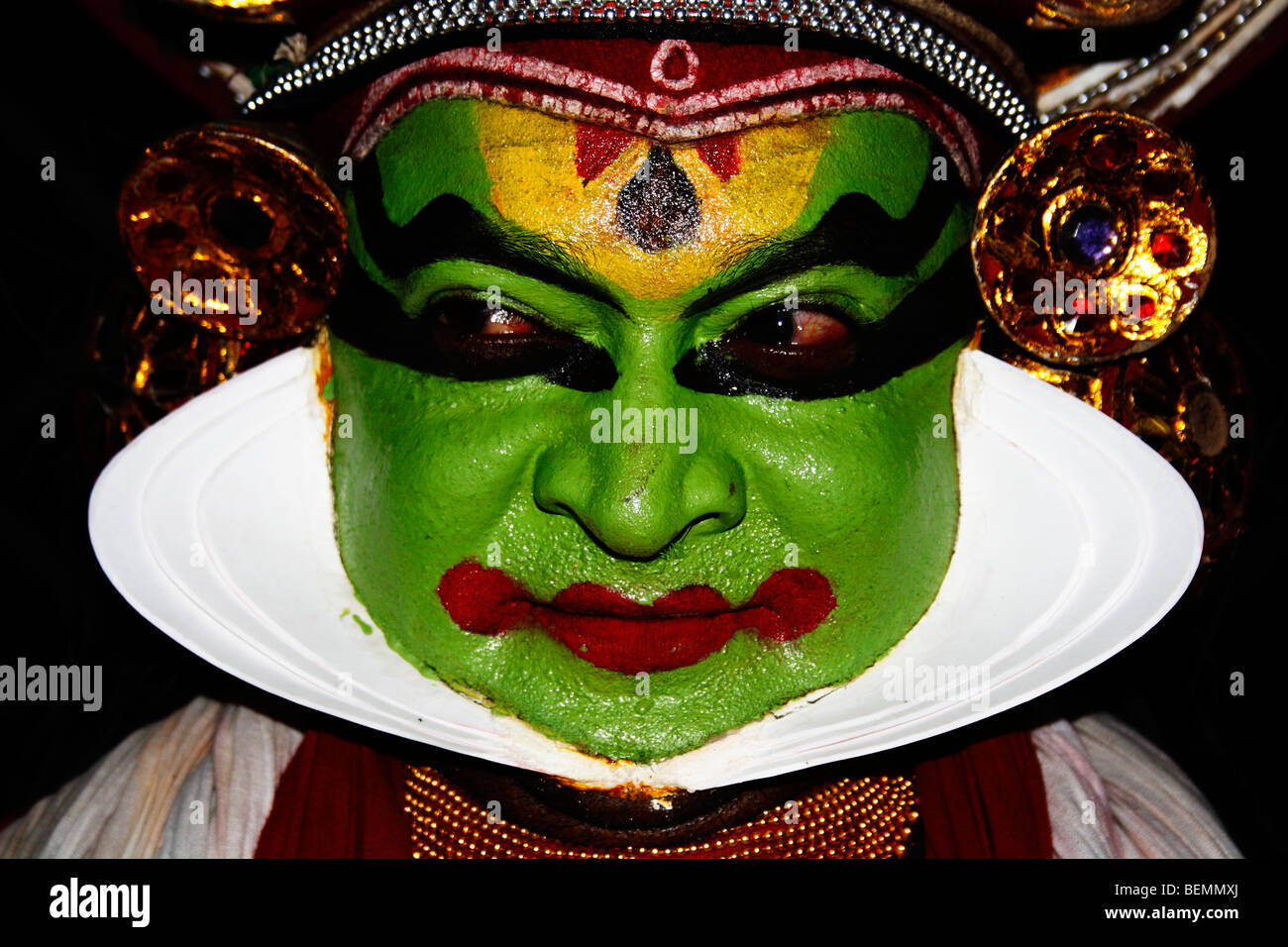 Kathakali Malayalam eine stark stilisierte klassischer indischer Tanz-Drama bekannt für seine attraktive Make-up, aufwendige Kostüme Stockfoto