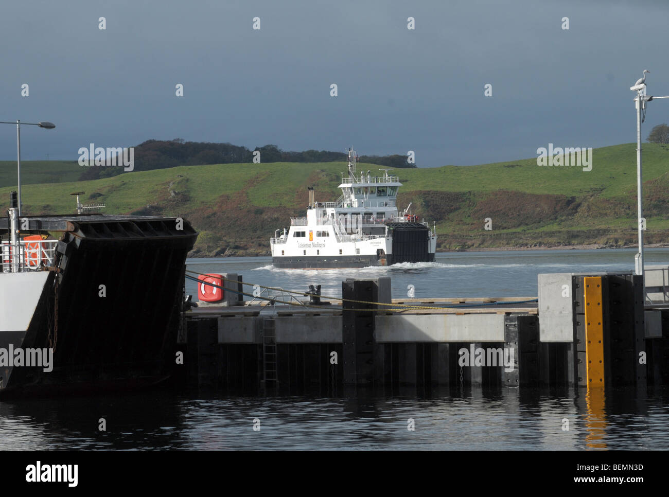 Eine kleine Inter-Island-Fähre vor der Westküste von Schottland zwischen Largs und die Insel Cumbrae Stockfoto