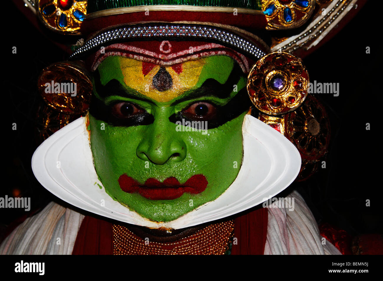 Kathakali ist eine stark stilisierte klassischen indischen Tanz-Drama bekannt für seine attraktiven Make-up, aufwendigen Kostümen Stockfoto