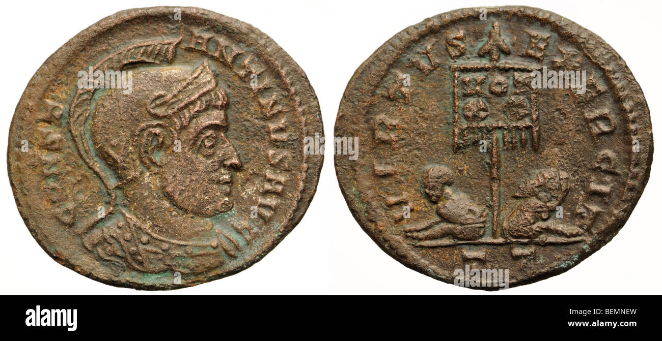 Römische Münze. Follis des Konstantin ich (319/320AD) rückgängig machen Bronze: Gefangene sitzen beiderseits der Standard eingeschrieben "VOT XX" Stockfoto