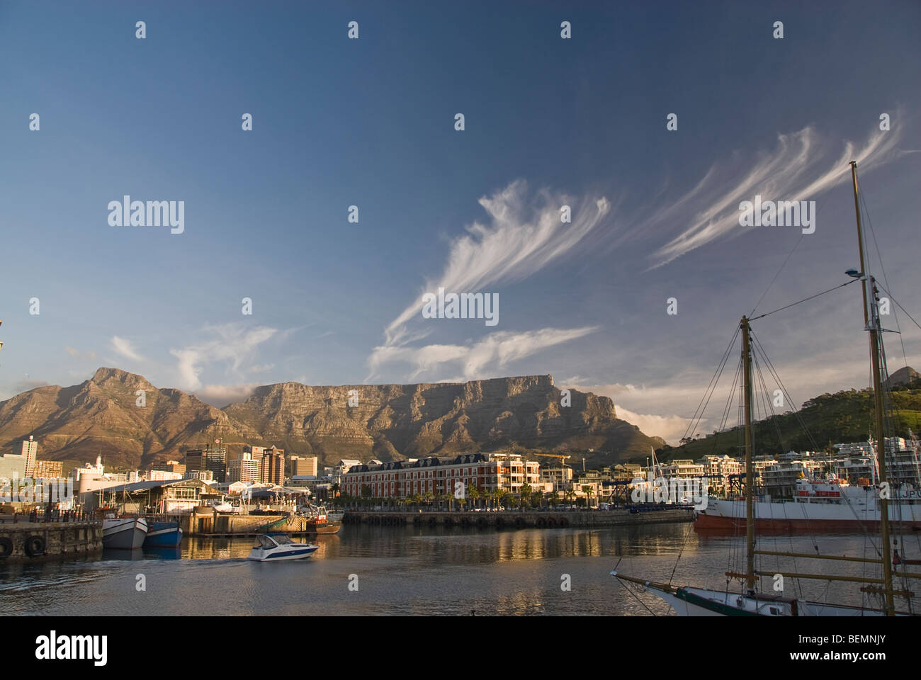 Blick auf die Waterfront und dem Tafelberg. Cape Town, Südafrika, Afrika Stockfoto