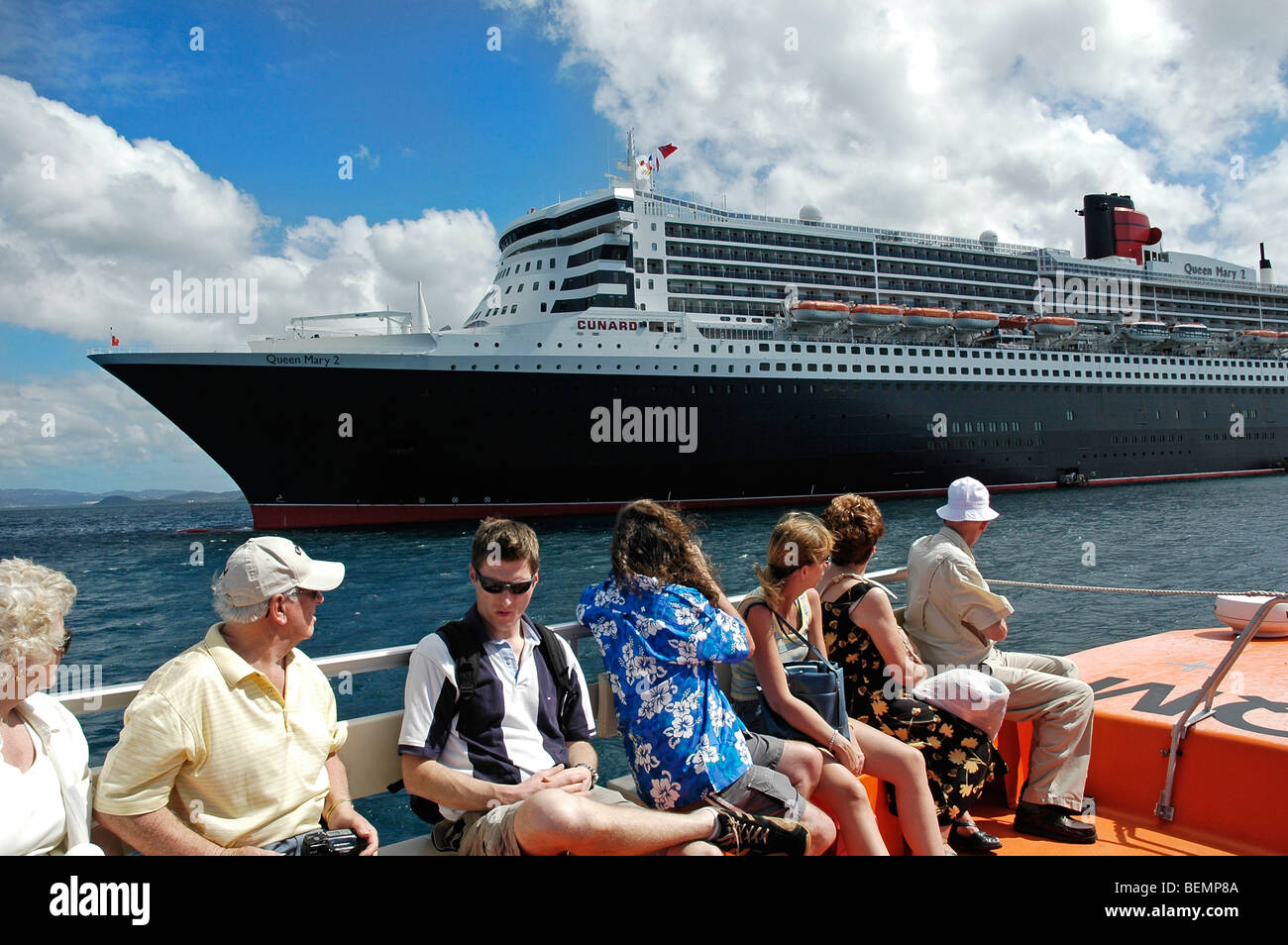 Der Ozeandampfer Queen Mary 2 vor Anker, Blick aus dem Tenderboot an Land abfliegen Stockfoto