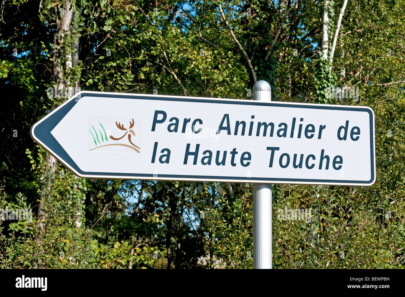 Richtung Roadsign für Parc Animalier De La Haute-Touche / Tier Park Zoo - Indre, Frankreich. Stockfoto