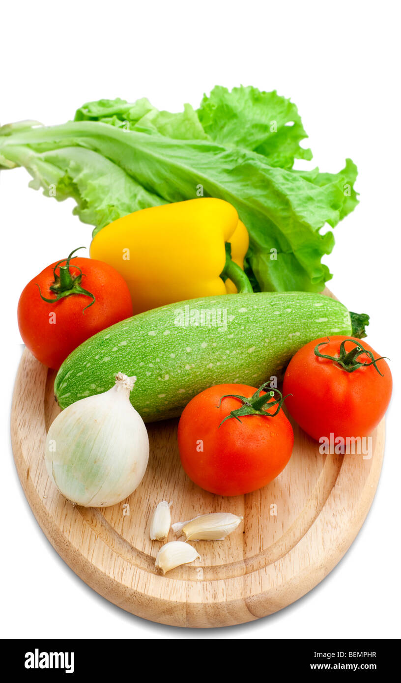 Verschiedene frische Gemüse auf Schneidebrett Stockfoto