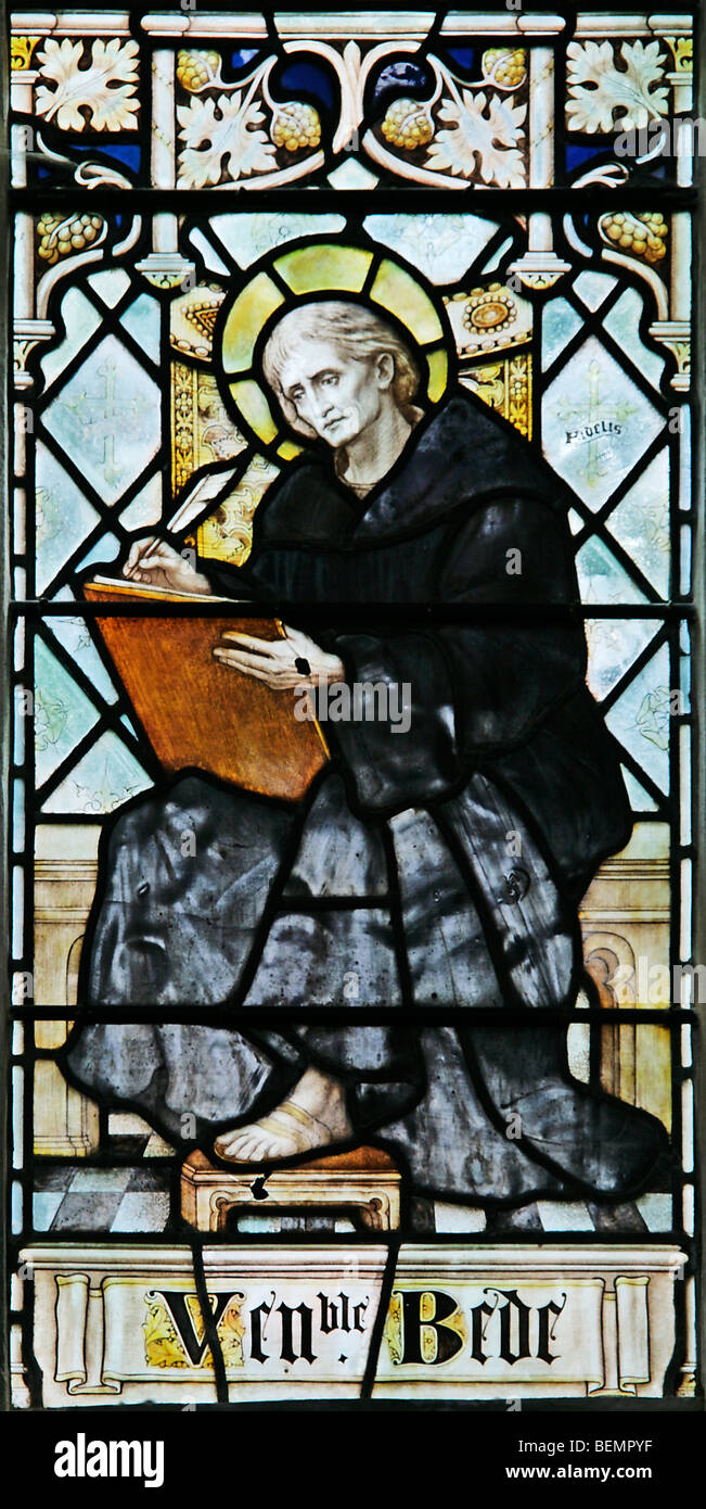 Ein Glasfenster von J Powell & Sons, das die Venerable Bede, St Nicholas Church, Blakeney, Norfolk darstellt Stockfoto