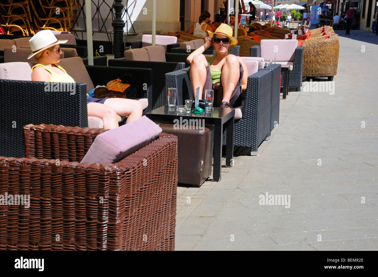 Zagreb, Kroatien. Zwei junge Frauen sitzen vor Café in Tkalciceva (Straße) Stockfoto