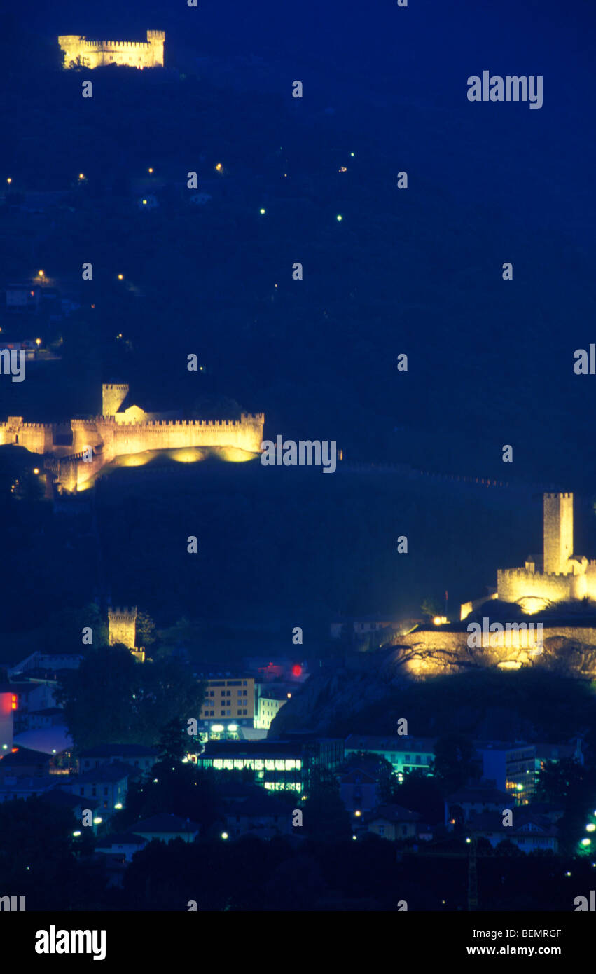 Schlösser Castello Montebello und Castello Castelgrande bei Nacht, Bellinzona, Tessin, Schweiz Stockfoto