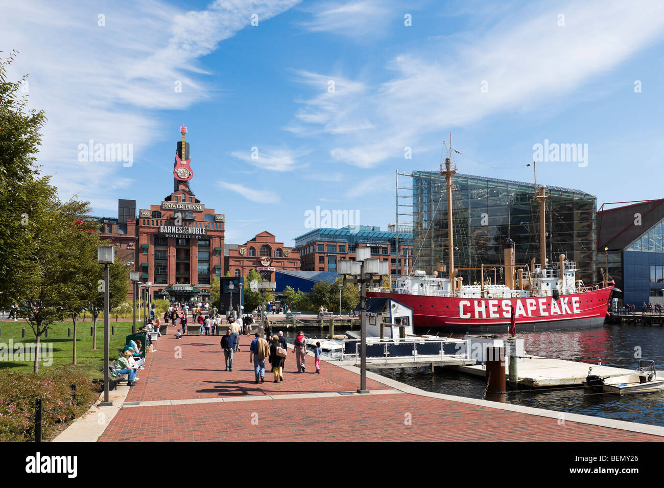 Der innere Hafen mit Blick auf das alte Kraftwerk und das Feuerschiff Chesapeake, Baltimore, Maryland, USA Stockfoto