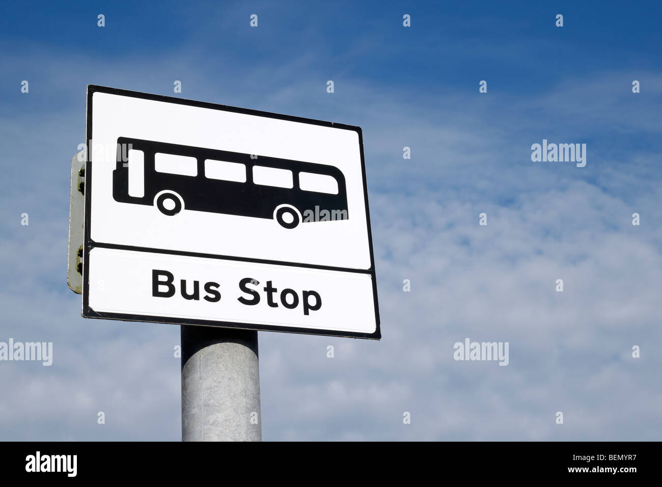 Nahaufnahme von einem britischen Bus Stop-Schild. Stockfoto