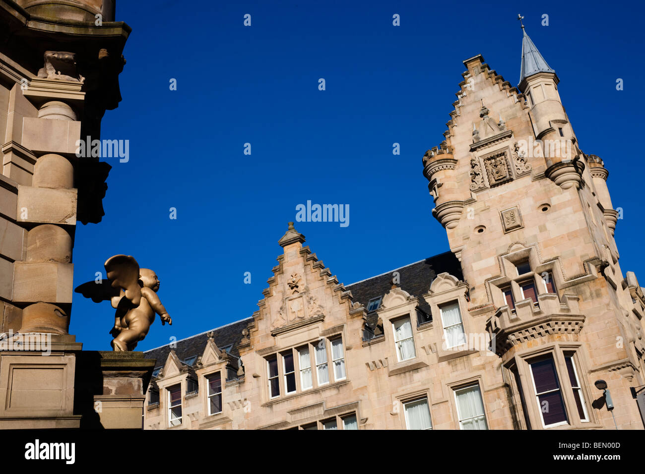 Cherub außerhalb der alten Tron Kirche auf Argyll Street, Glasgow mit Gebäuden des 19. Jahrhunderts an der Kreuzung von Albion Street. Stockfoto