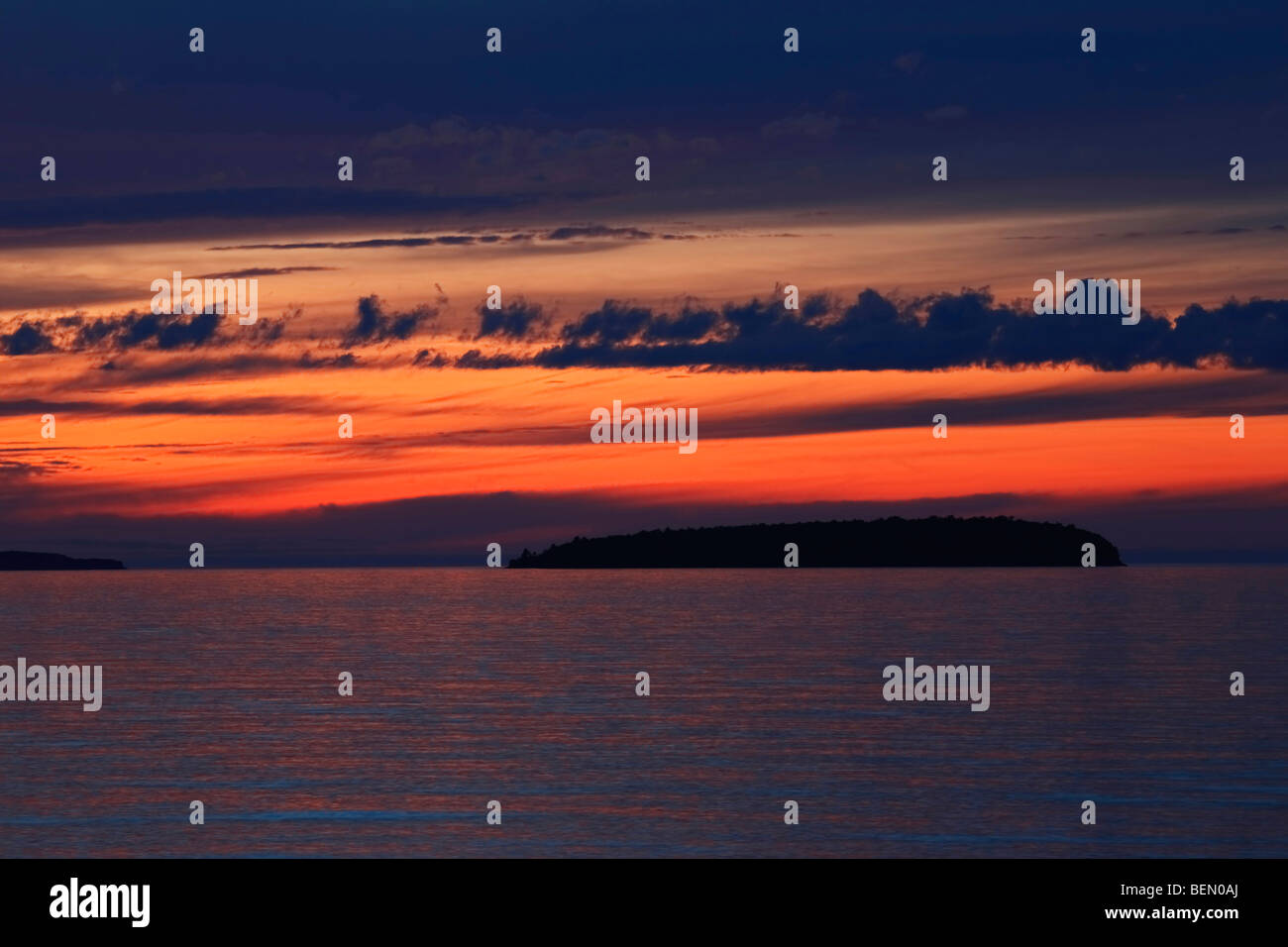 Lake Michigan in MI dramatischer oranger Sonnenuntergangshimmel über dunklem Wasser wunderschöne Wasserlandschaft von oben aus niemand horizontal in den USA Hi-res Stockfoto