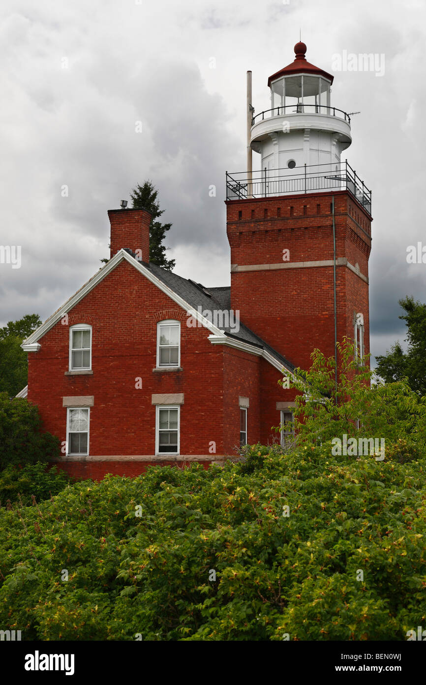 Big Bay Point Lighthouse in Michigan Upper Peninsula USA vertikal Niemand keine Vorderansicht Hi-res Stockfoto