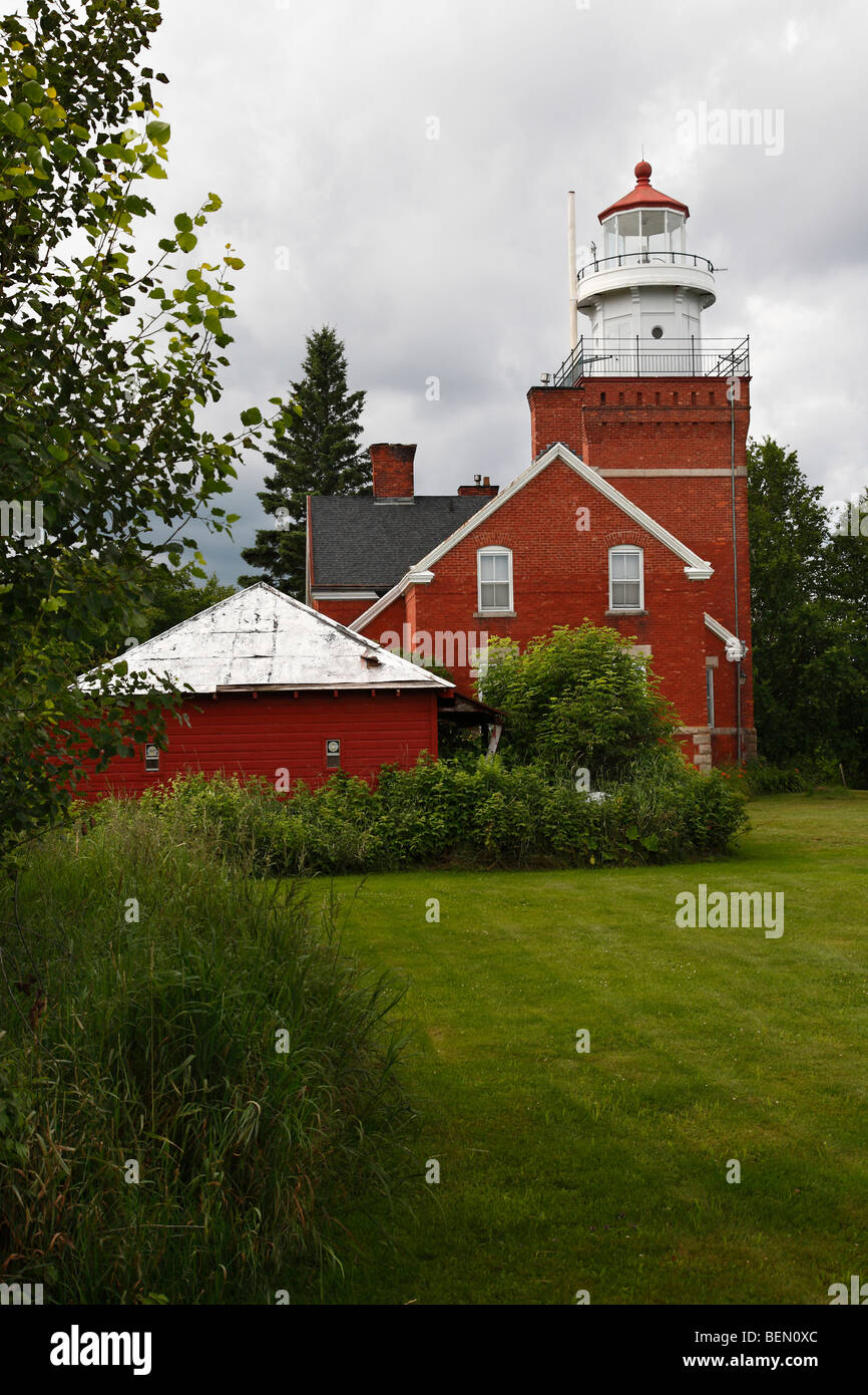 Big Bay Point Lighthouse in Michigan Upper Peninsula USA vertikal Niemand keine Vorderansicht Stockfoto