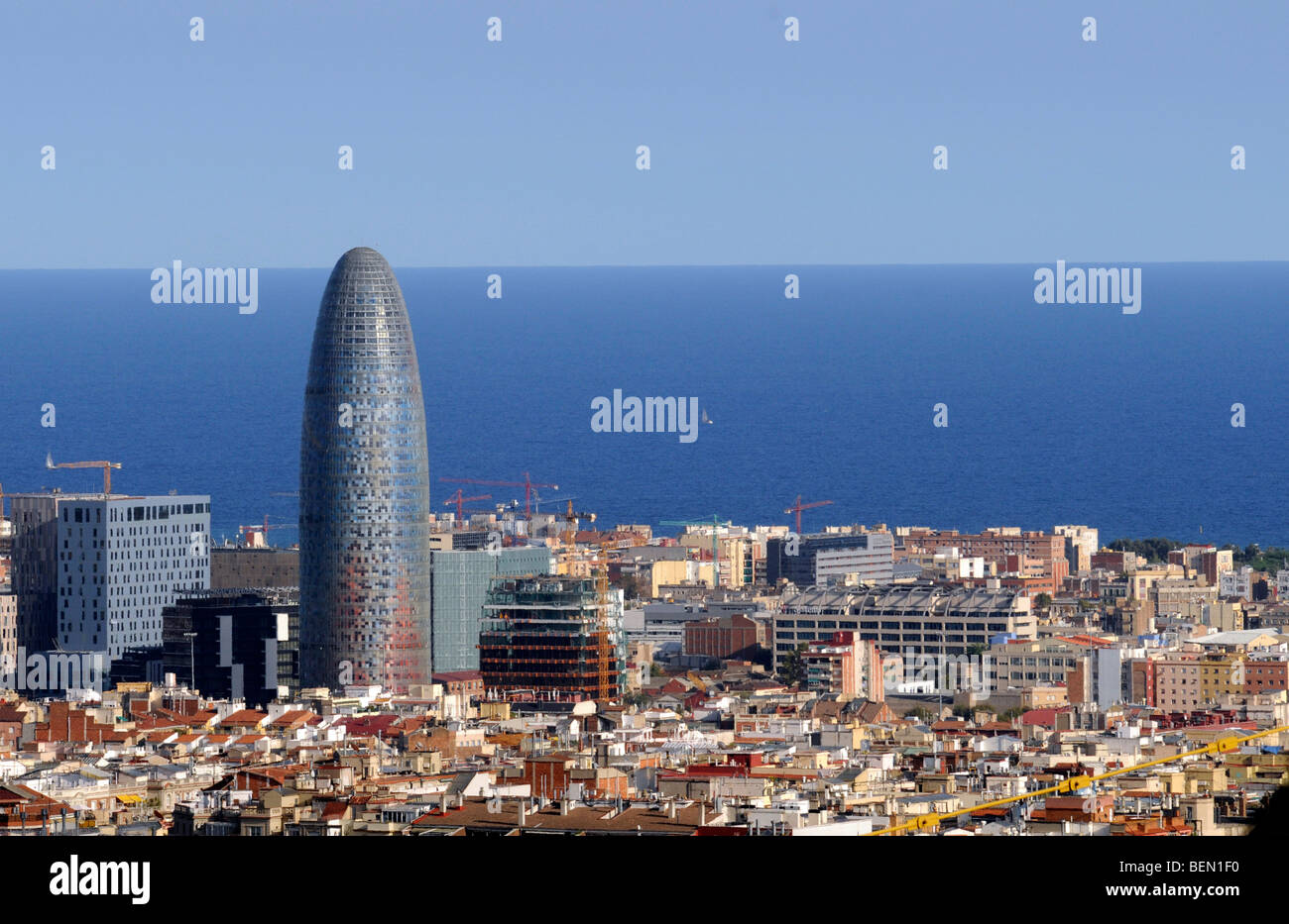 Blick auf den Agbar-Turm und die Skyline von Barcelona, Spanien. Es ist einer der neuesten französischen Architekten Jean Nouvel Architektur-Wunder. Stockfoto