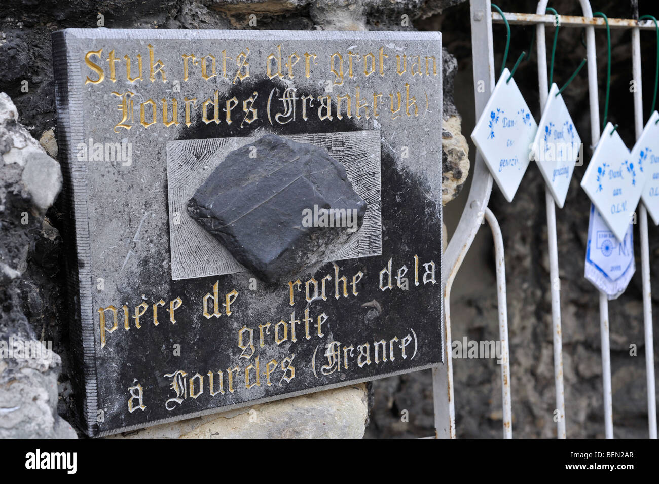 Original Rock und Votivgaben / Tabletten, Saint Mary an der Lourdes-Grotte, Wallfahrtsort Lourdes-Oostakker, Belgien Stockfoto