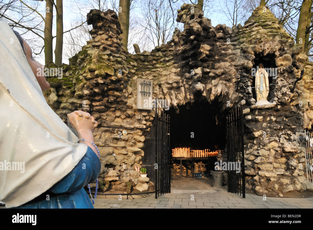 Die Lourdes-Grotte, Oostakker Lourdes Wallfahrtsort in der Nähe von Gent, Ost-Flandern, Belgien Stockfoto