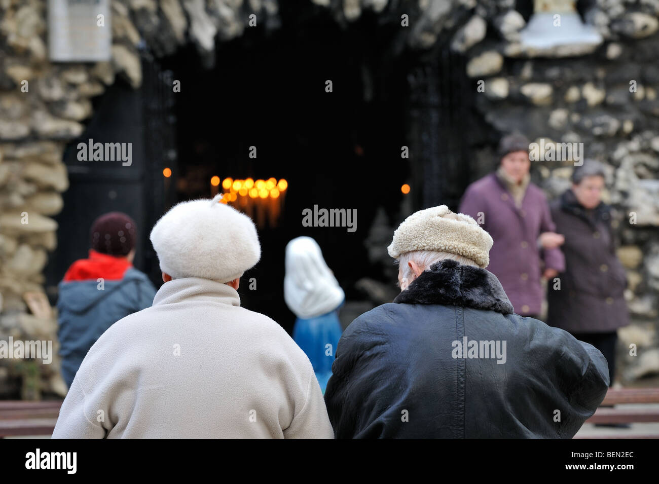 Menschen beten an der Lourdes-Grotte, Oostakker Lourdes Wallfahrtsort in der Nähe von Gent, Ost-Flandern, Belgien Stockfoto
