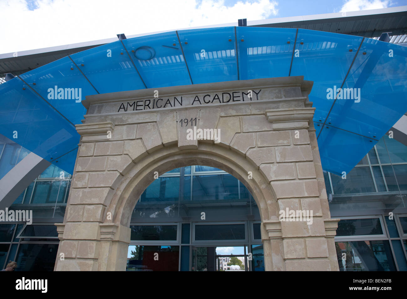 alte historische Bogen und neue negative Energie Gebäude amerikanische Akademie Privatschule Larnaca Republik Zypern Europa Stockfoto