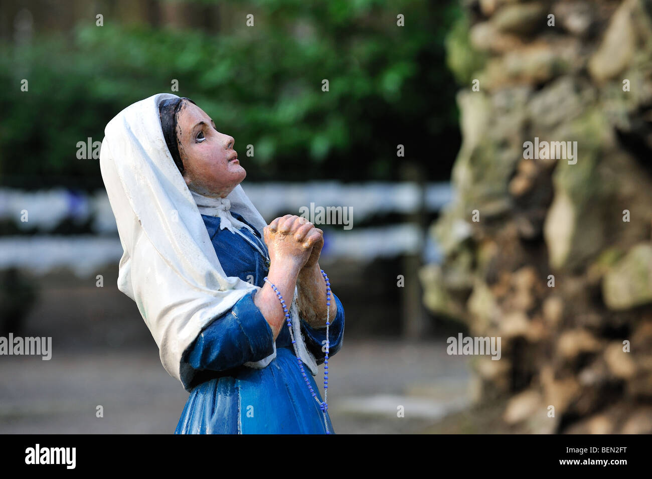 Statue des betenden Bernadette Soubirous an der Grotte von Lourdes, Oostakker Lourdes Ort der Wallfahrt, Ost-Flandern, Belgien Stockfoto