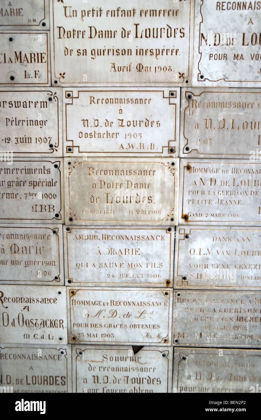 Votivgaben / Tabletten, Saint Mary an der Lourdes-Grotte, Wallfahrtsort Oostakker-Lourdes, Ost-Flandern, Belgien Stockfoto