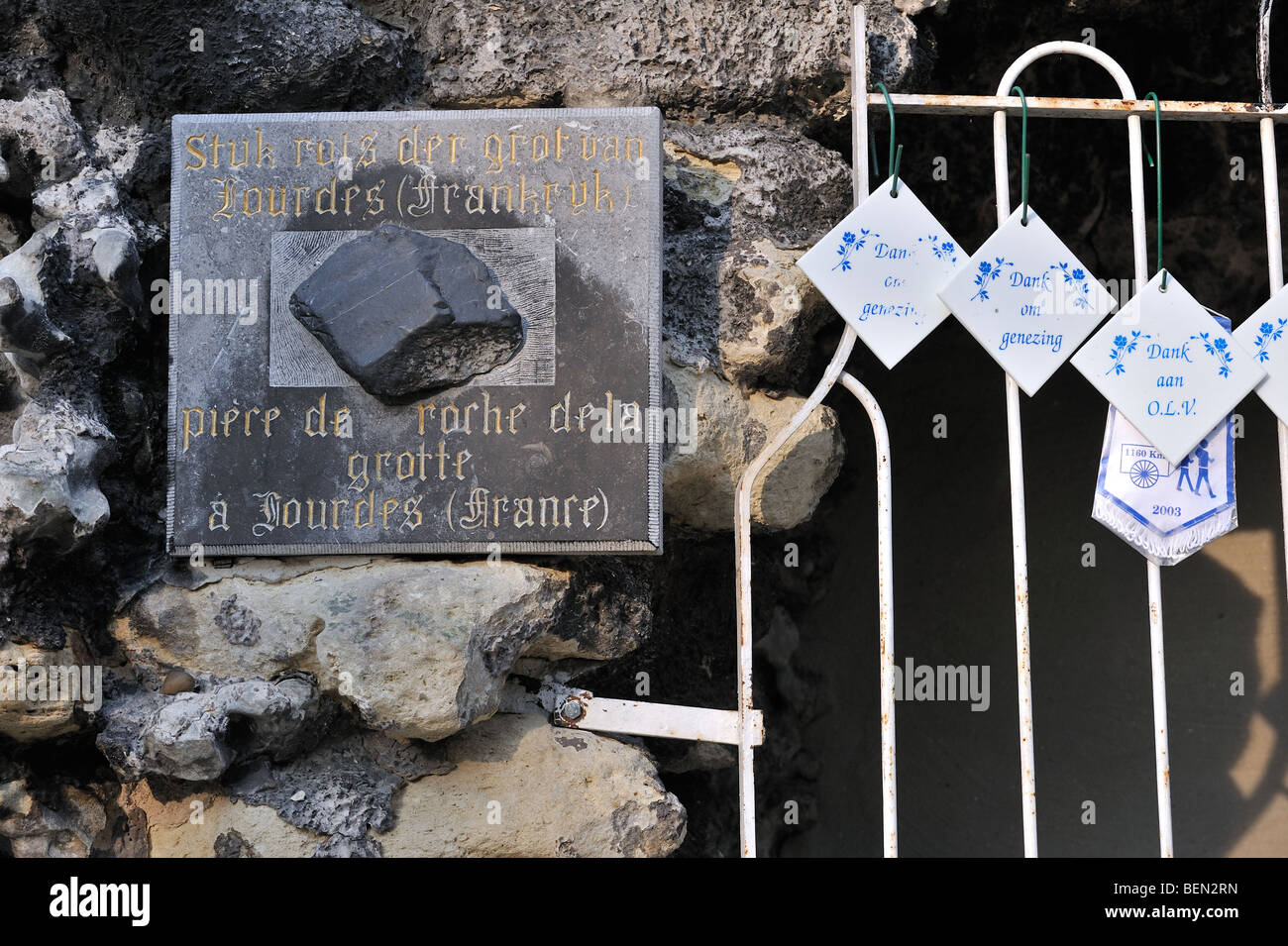 Original Rock und Votivgaben / Tabletten, Saint Mary an der Lourdes-Grotte, Wallfahrtsort Lourdes-Oostakker, Belgien Stockfoto