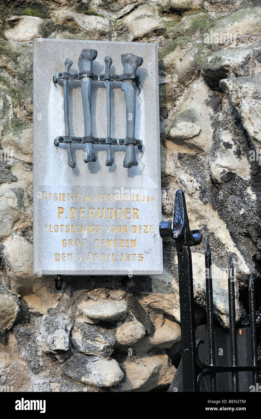 Deformierte Knochen von Pieter De Ruder an der Lourdes-Grotte, Wallfahrtsort Oostakker-Lourdes, Ost-Flandern, Belgien Stockfoto