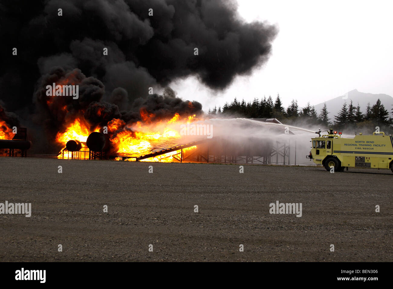 ARFF Apparat Angriff eines Flugzeugs prop auf Feuer auf einer Trainingsübung an der Washington State Fire Academy in der Nähe von North Bend, WA. Stockfoto
