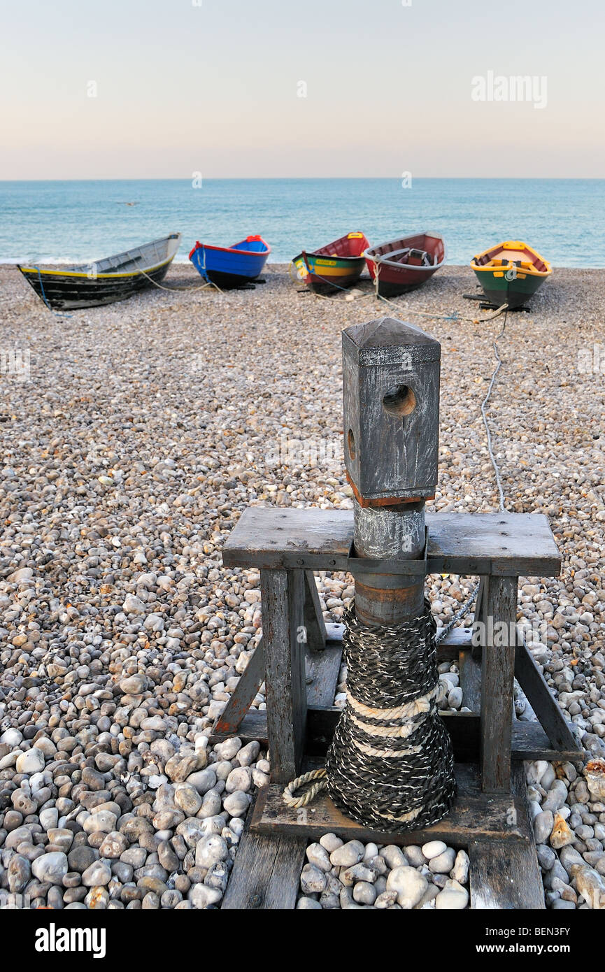 Alten Capstan und farbenfrohen traditionellen Caïques, hölzerne Fischerboote am Strand von Yport, Normandie, Côte d'Albâtre, Frankreich Stockfoto