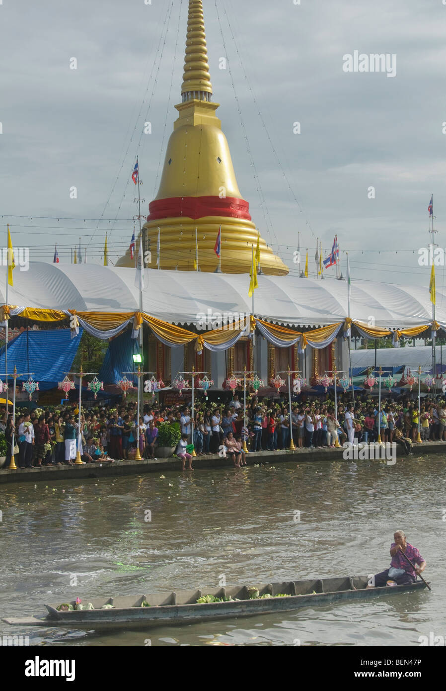 Massen werfen Lotusblumen auf eine Buddha-Statue auf dem Rap Bua Lotus werfen Festival in Thailand feiert das Ende der buddhistischen Stockfoto