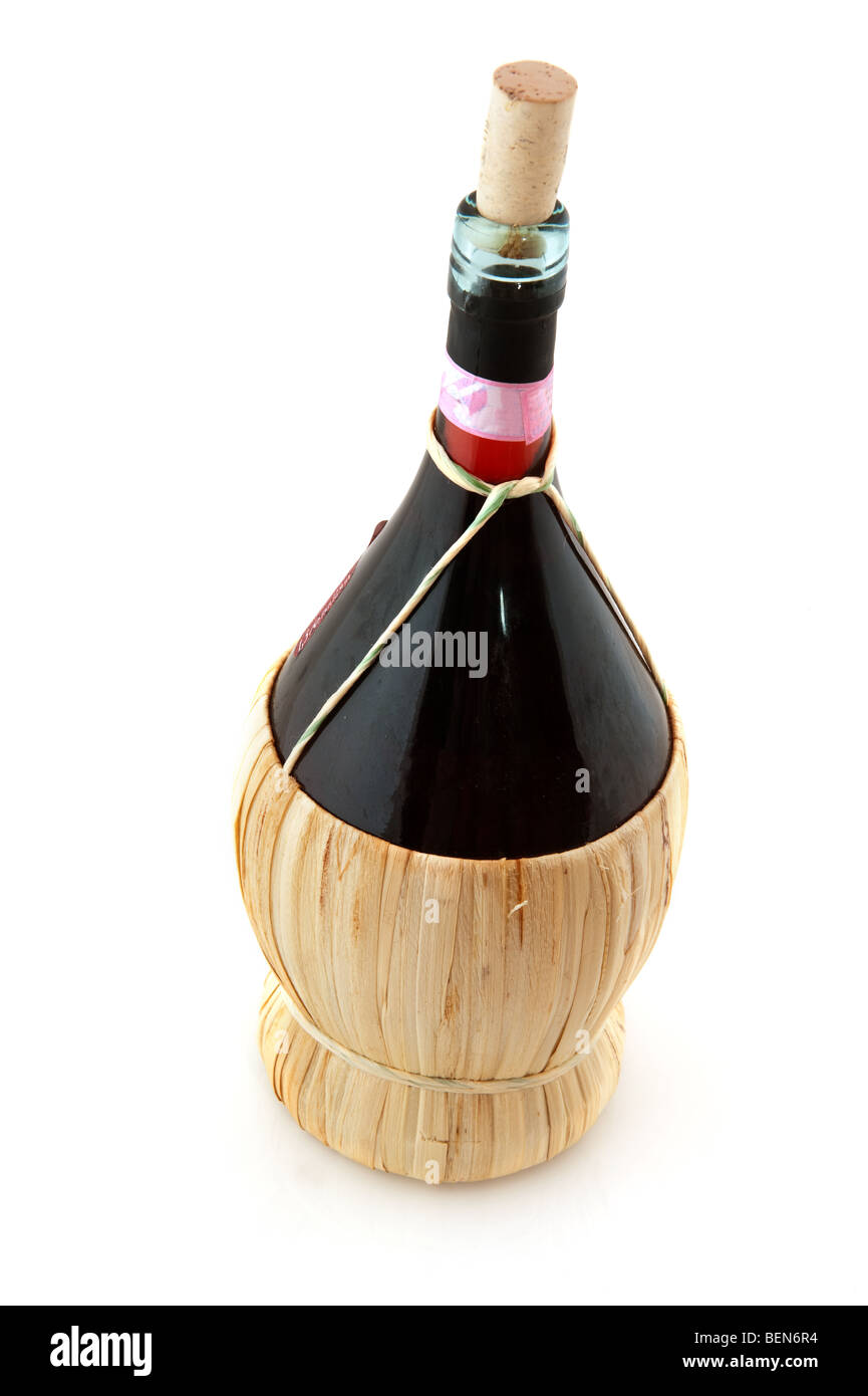 Korb-Flasche mit Chianti aus Italien über weiß Stockfoto