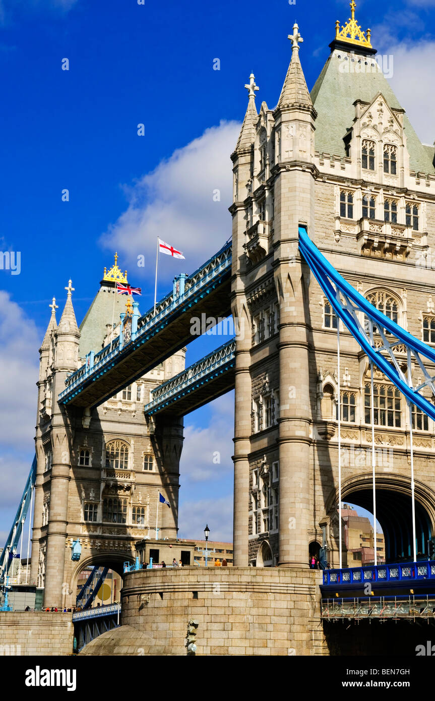 Zwei Türme der Tower Bridge in London England Stockfoto